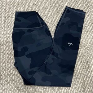 Alo Yoga high-waist vapor legging - black camo. XS.